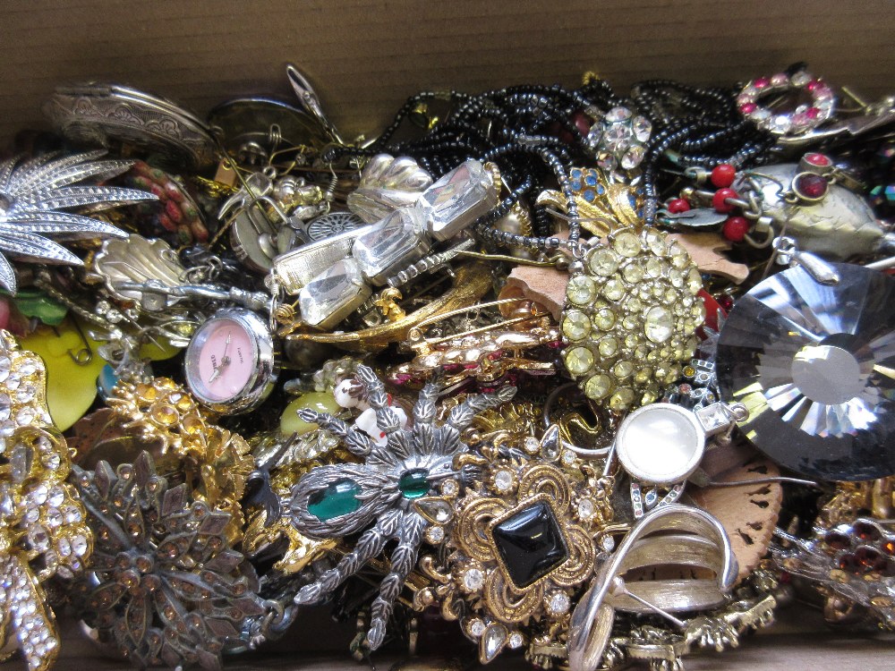 Large quantity of costume brooches