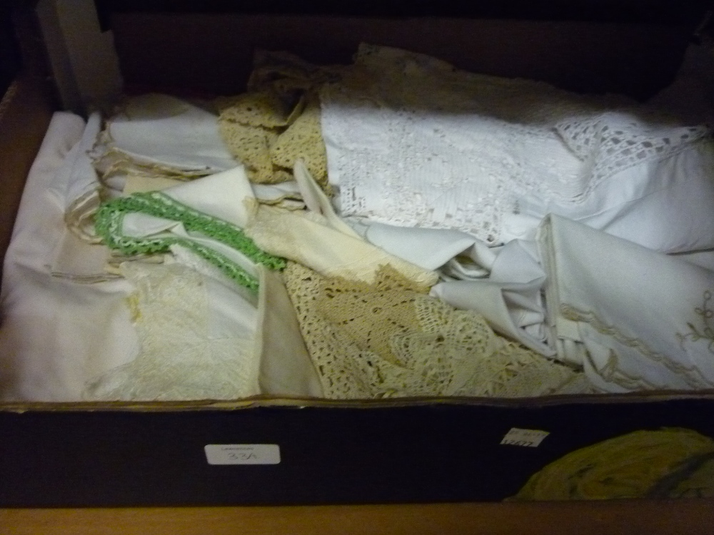 Box of miscellaneous table linen - Bild 2 aus 2