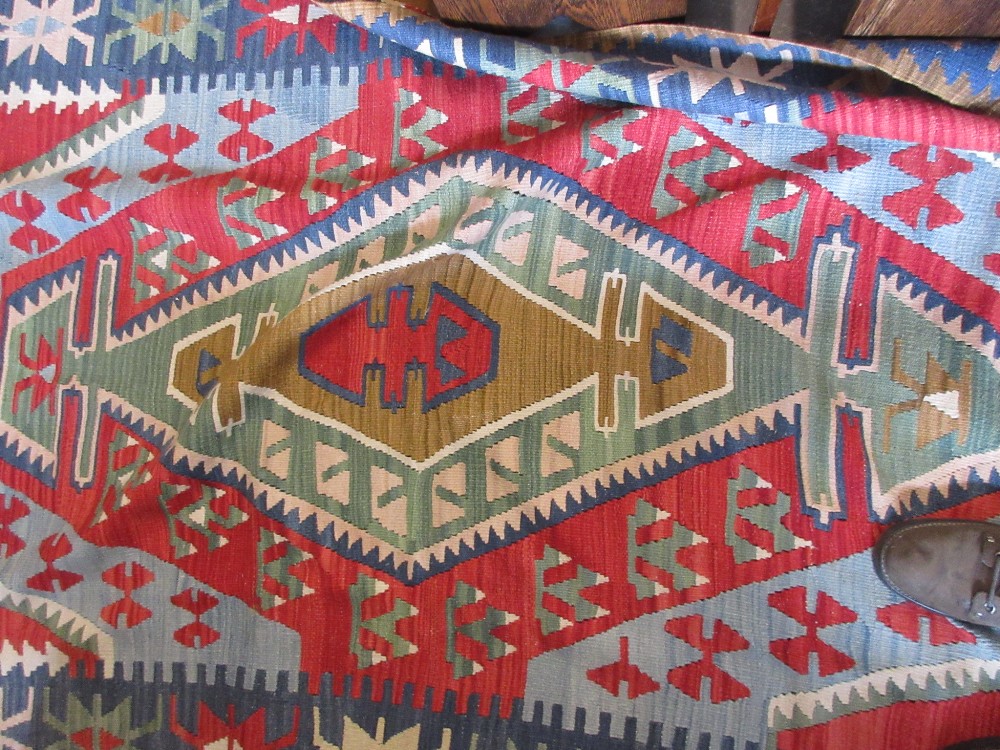 Kurdish Kelim rug with a lobed medallion design in shades of red, green and blue, - Image 3 of 5