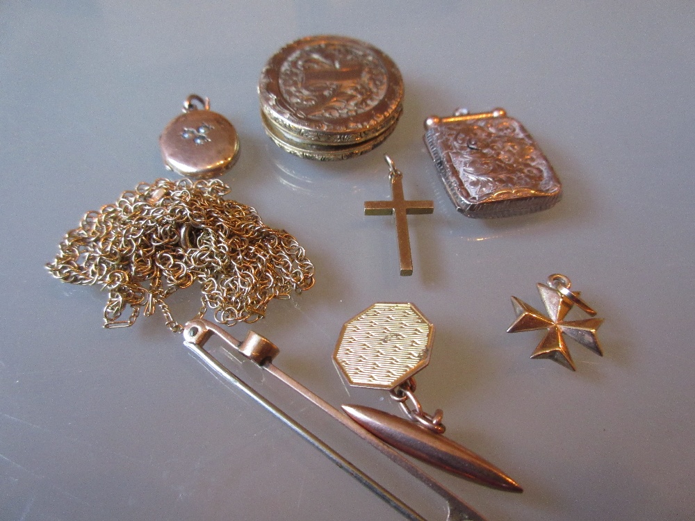 Gold bar brooch, two small chains, three lockets,