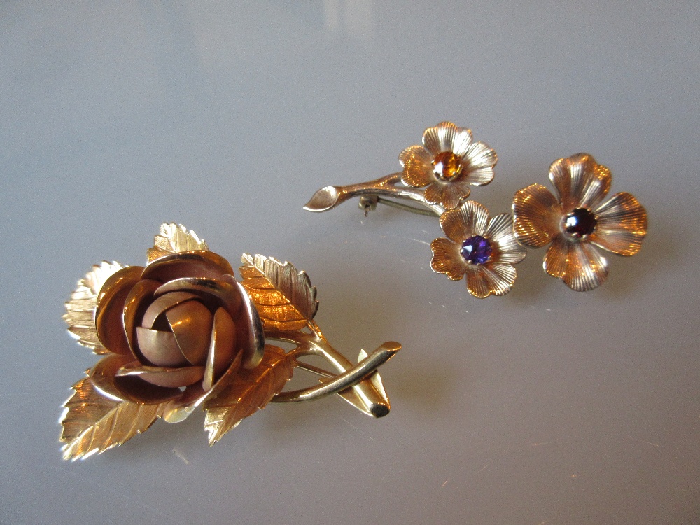 18ct Gold flower head brooch together with a 9ct gold stone set flower brooch
