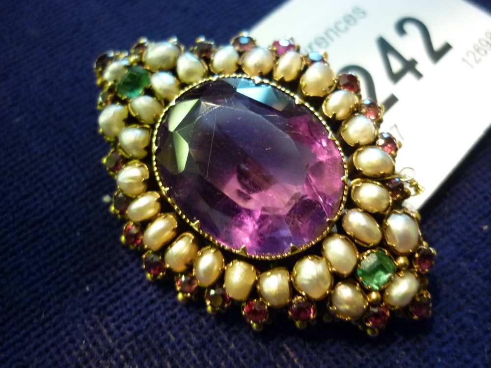 Victorian gold brooch set oval amethyst surrounded by natural pearls,