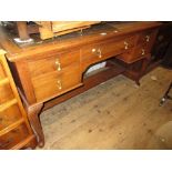 20th Century walnut desk having an arrangement of five drawers with brass tear drop handles on