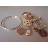 Small quantity of Victorian jewellery including: bracelet, brooches,