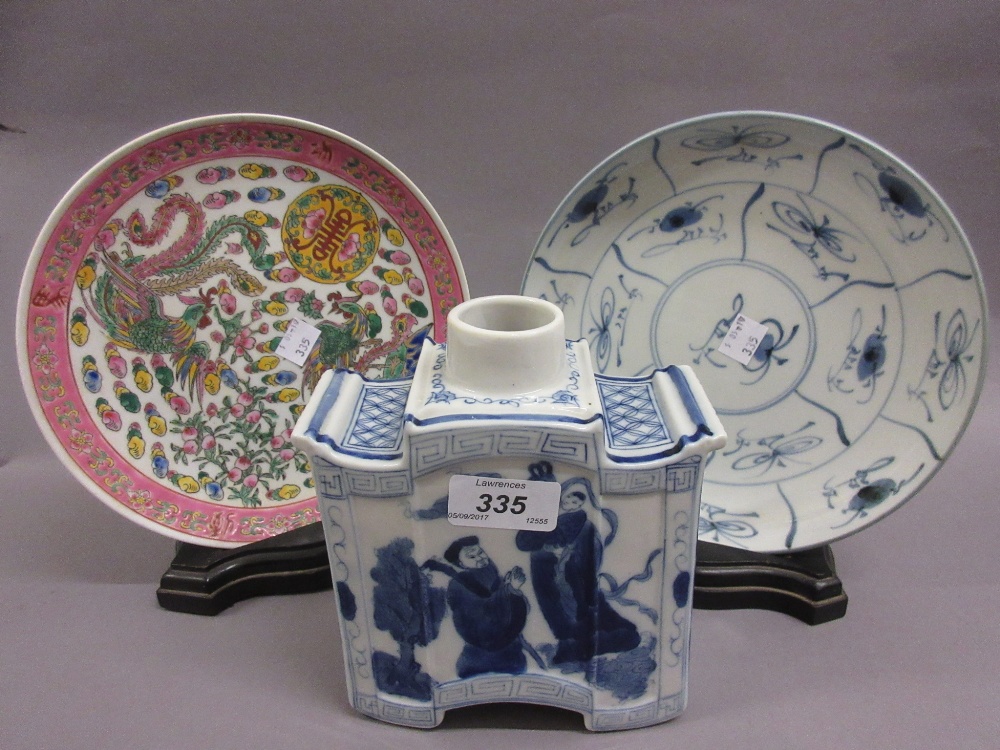 Chinese blue and white teapoy decorated with figures,