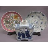 Chinese blue and white teapoy decorated with figures,