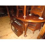 1920's Oval mahogany dining table on cabriole supports,