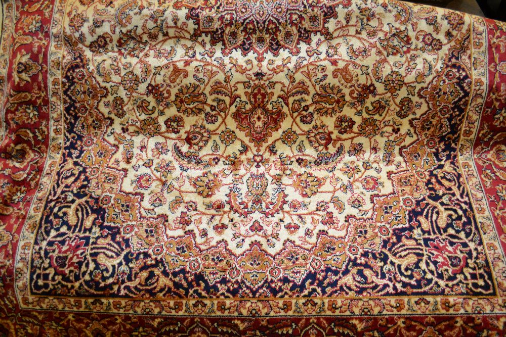 Beige ground Kashan pattern rug, 1.90 x 1.