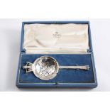 AN ART DECO CORONATION COMMEMORATIVE TEA STRAINER with a stylised crown at each end, by R.E.