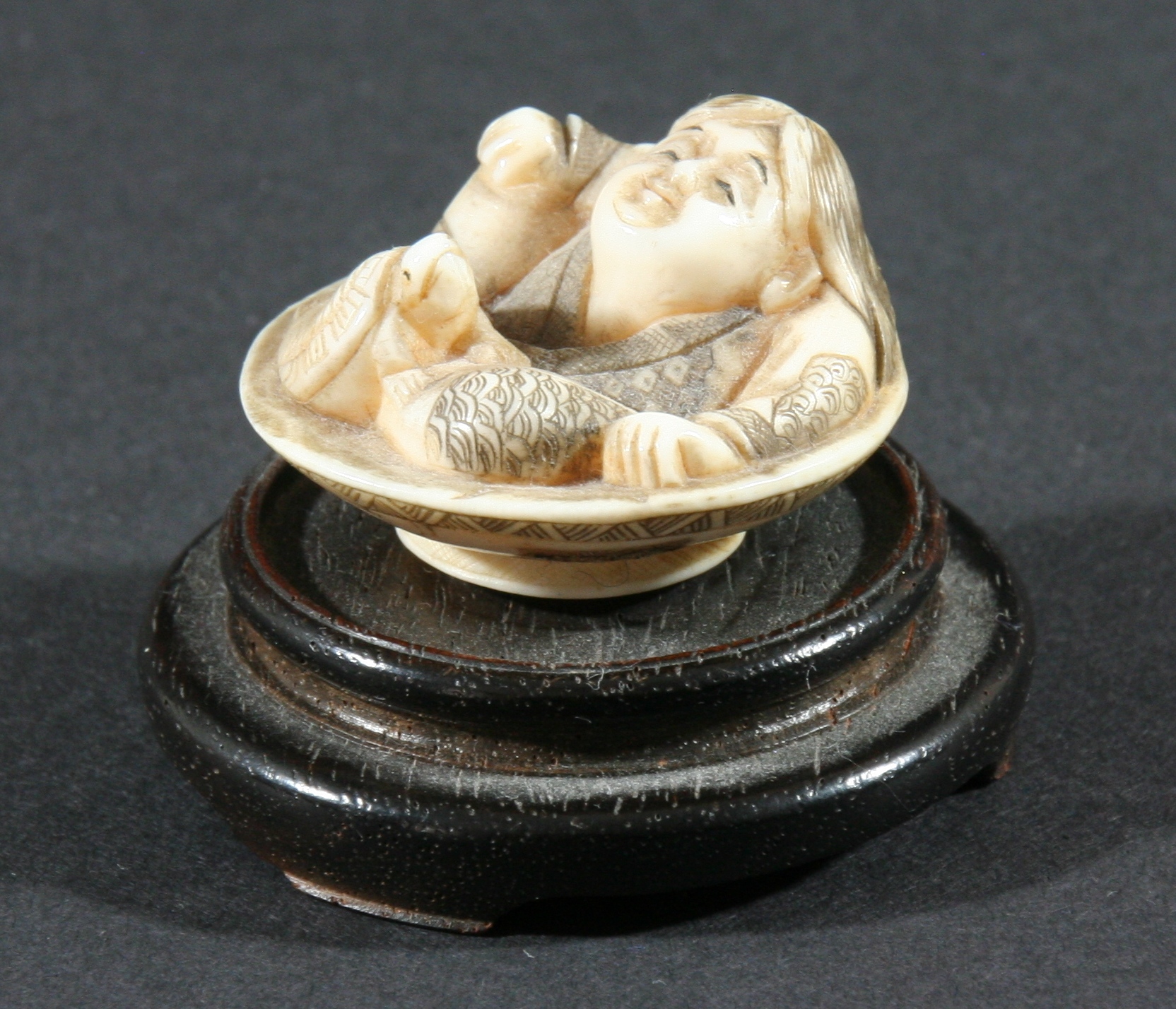 THREE JAPANESE NETSUKE, the first carved as a kneeling lady, height 3.5cm, together with a man - Image 3 of 6