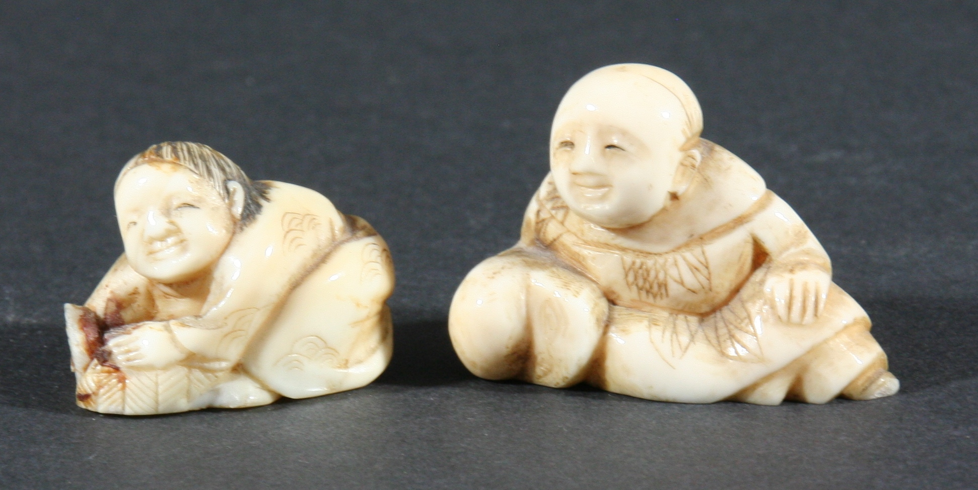 FOUR JAPANESE IVORY NETSUKE, the first carved as a grinning mask, height 4.3cm, together with a - Image 5 of 6