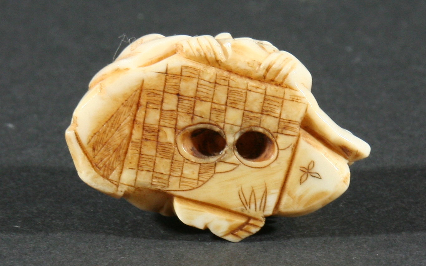 FOUR JAPANESE IVORY NETSUKE, the first carved as a grinning mask, height 4.3cm, together with a - Image 4 of 6