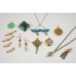 A QUANTITY OF JEWELLERY including an enamel dragonfly pendant, an Art Nouveau gold pendant, a 9ct.