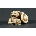 JAPANESE IVORY NETSUKE, carved as a tigeress and her cub, height 3.5cm