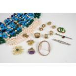 A QUANTITY OF JEWELLERY AND COSTUME JEWELLERY including a gold and sapphire stylised flowerhead