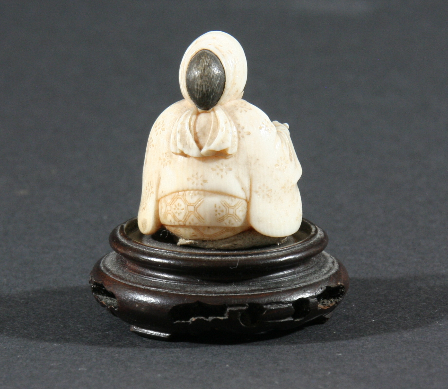 THREE JAPANESE NETSUKE, the first carved as a kneeling lady, height 3.5cm, together with a man - Image 2 of 6