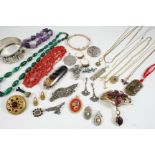 A QUANTITY OF JEWELLERY AND COSTUME JEWELLERY including a coral necklace, an amethyst stone