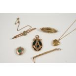 A QUANTITY OF JEWELLERY including a gold and bloodstone Masonic pendant, a gold heart-shaped