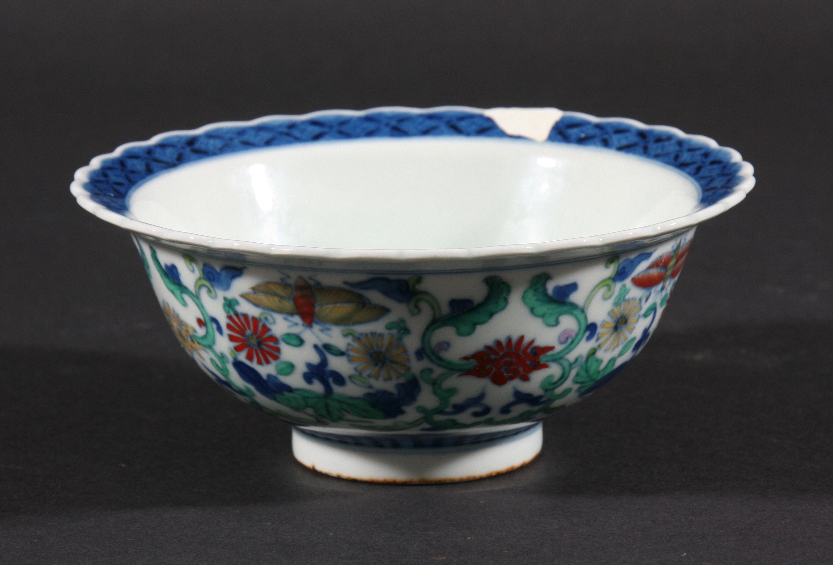 CHINESE DOUCAI BOWL, Qing Dynasty, with wavy everted rim and short foot, the interior decorated with