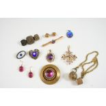A QUANTITY OF JEWELLERY including an amethyst and pearl set pendant, an amethyst and gold bar