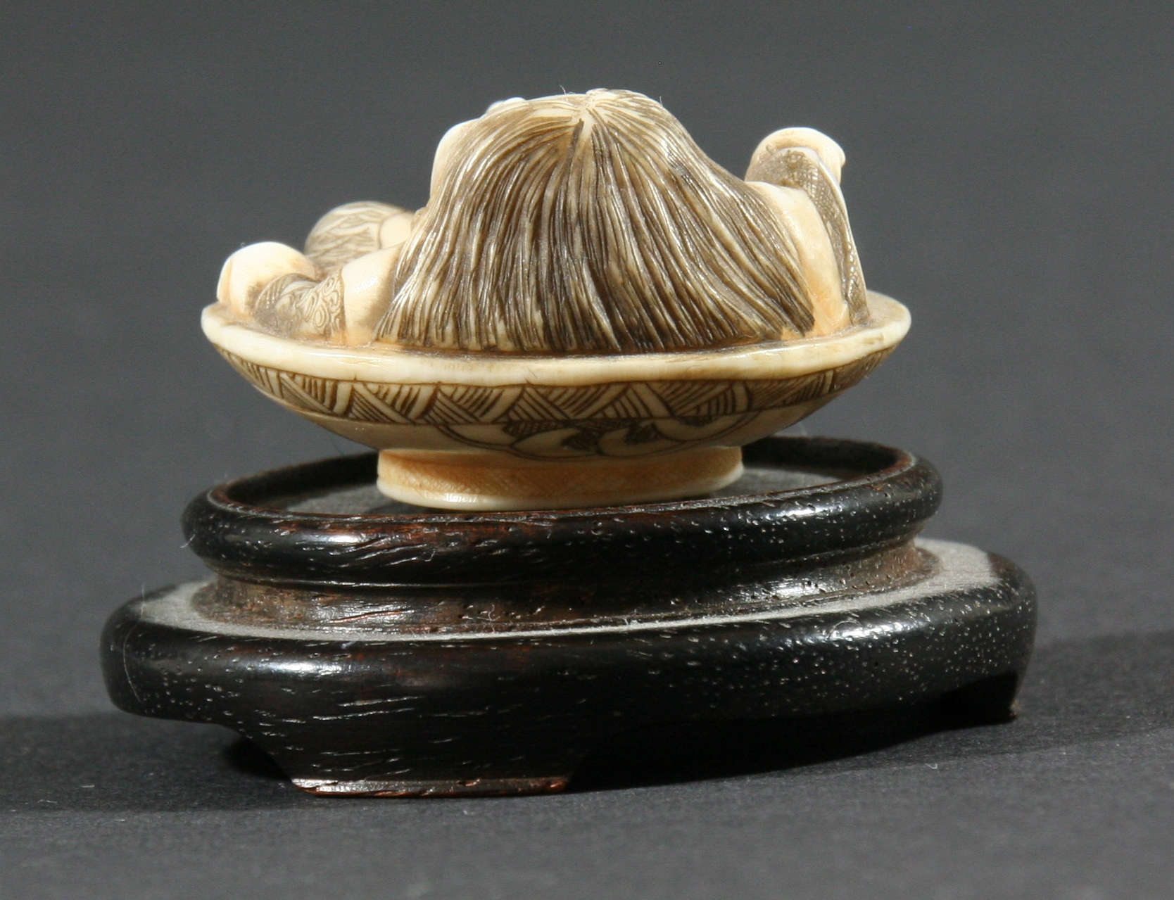 THREE JAPANESE NETSUKE, the first carved as a kneeling lady, height 3.5cm, together with a man - Image 4 of 6