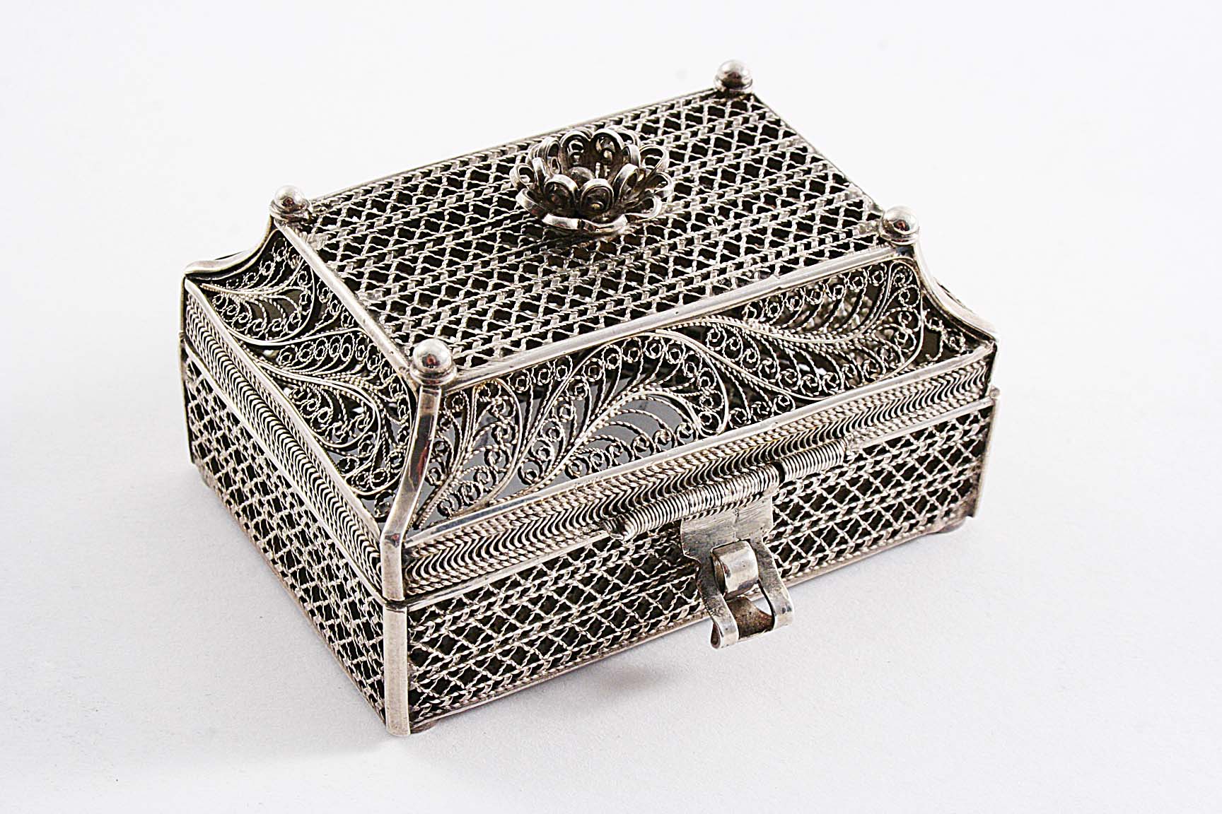 A 19TH CENTURY RUSSIAN SMALL FILIGREE CASKET with a flower finial & a hasp & staple closure,