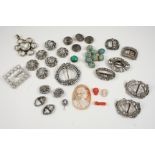 A QUANTITY OF JEWELLERY including an unmounted shell cameo depicting Athena, goddess of War, and