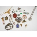 A QUANTITY OF JEWELLERY AND COSTUME JEWELLERY