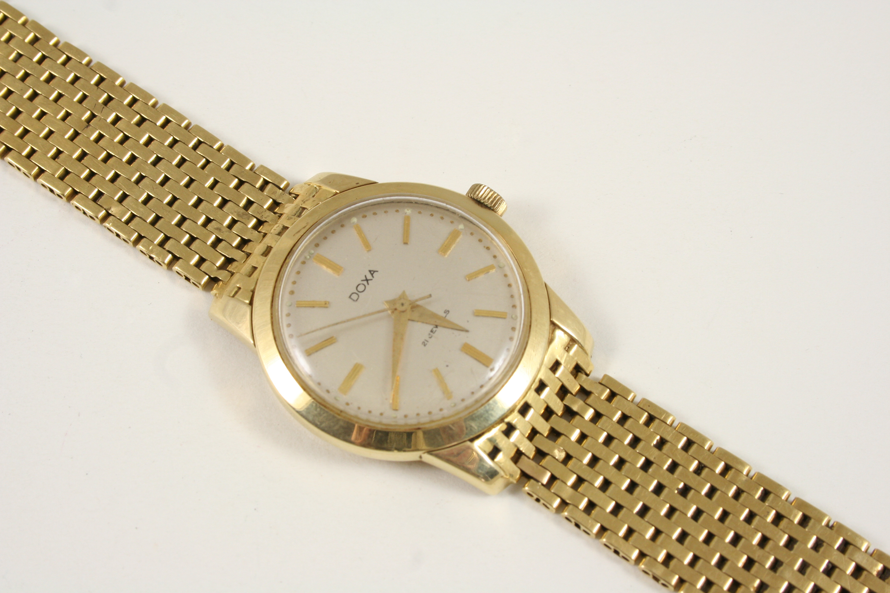 A GENTLEMAN'S 18CT. GOLD WRISTWATCH BY DOXA the signed circular dial with baton numerals and sweep