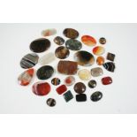 A QUANTITY OF ASSORTED LOOSE AGATE STONES