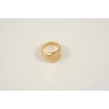 A GENTLEMAN'S GOLD SIGNET RING 16.3 grams. Size P.