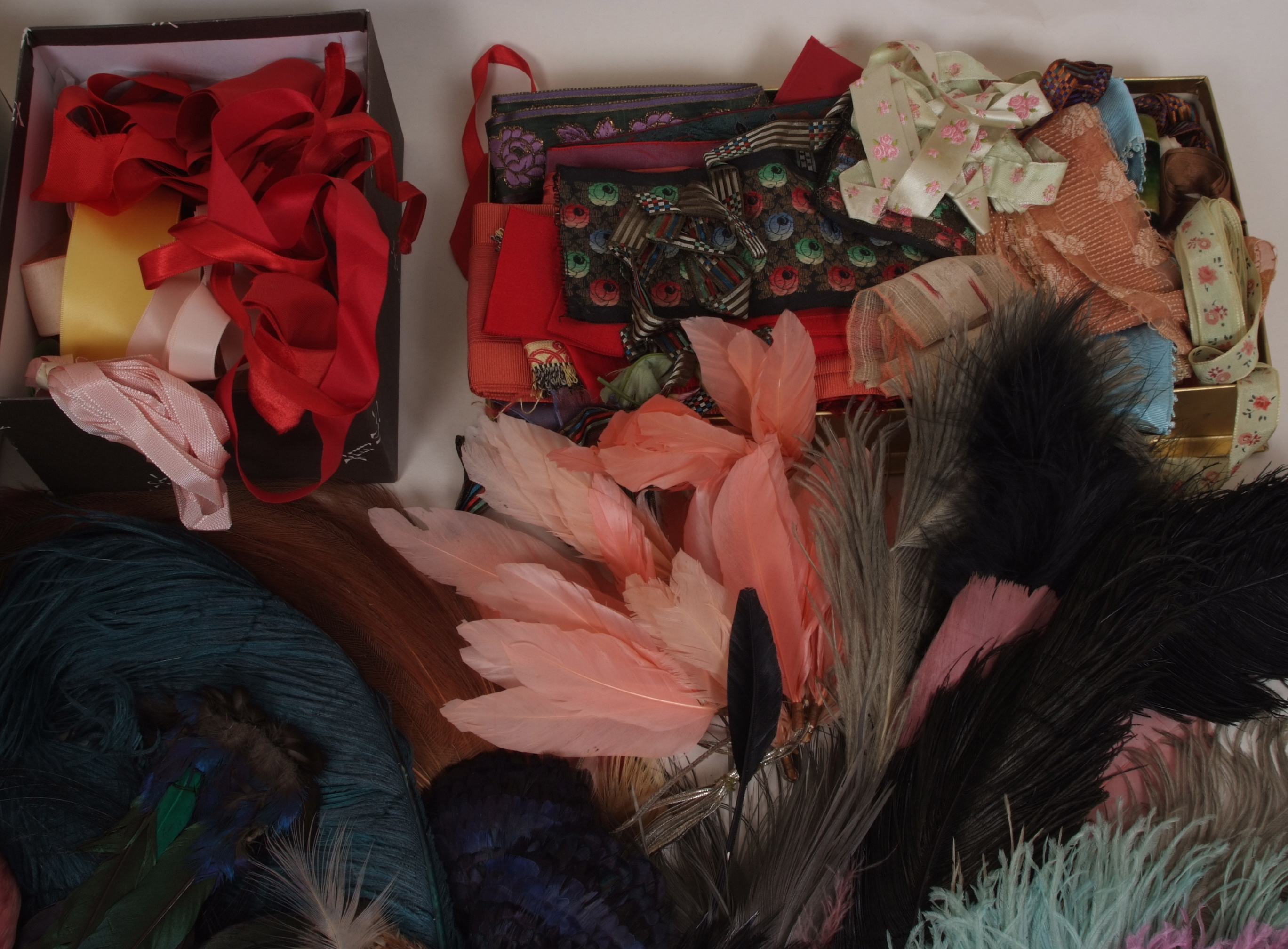 A COLLECTION OF HABERDASHERY AND MILLINERY ITEMS A quantity of feathers, ribbons and a roll of - Image 3 of 4