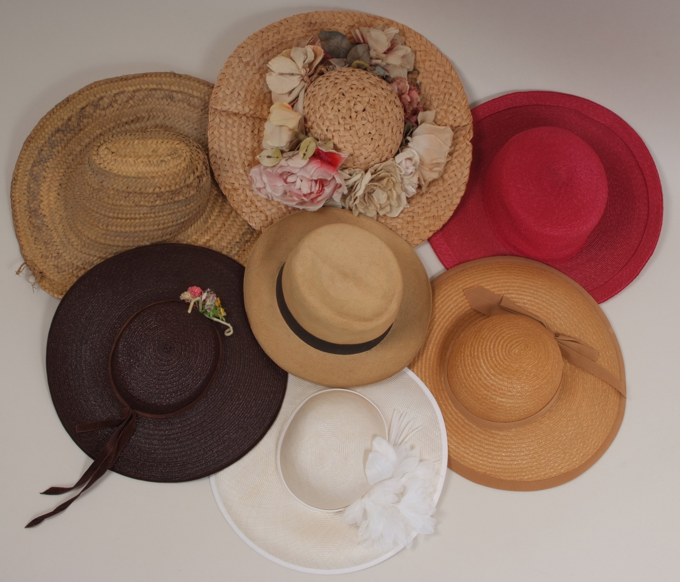 A COLLECTION OF VINTAGE STRAW SUMMER HATS Seven straw hats in good condition. (7)