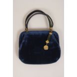 A 1950'S 'ROBERTA DI CAMERINO' HANDBAG This iconic handbag designed by Roberta, whose bags were