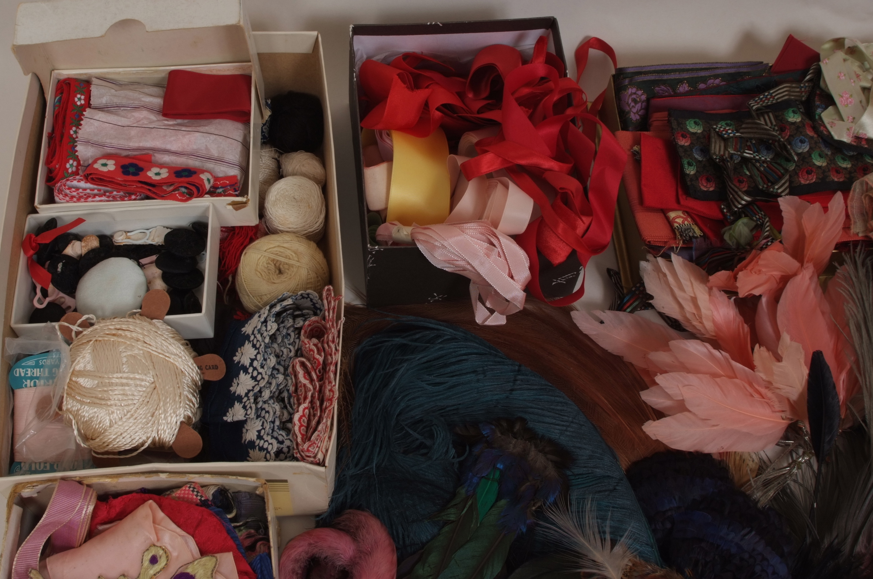 A COLLECTION OF HABERDASHERY AND MILLINERY ITEMS A quantity of feathers, ribbons and a roll of - Image 2 of 4