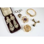 A QUANTITY OF JEWELLERY including a gold and amethyst flowerhead brooch, a gold swirl brooch, a pair