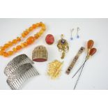 A QUANTITY OF JEWELLERY including an amber bead necklace, two foliate engraved hair combs, a