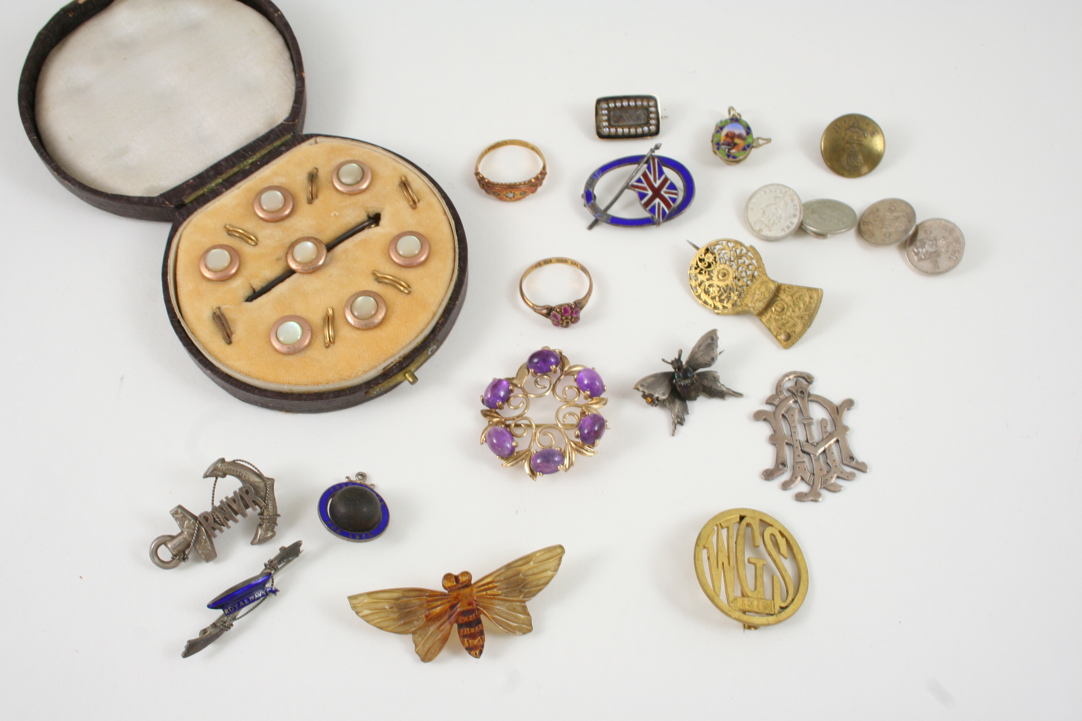 A QUANTITY OF JEWELLERY including a horn dragonfly brooch, a cased set of mother-of-pearl and gilt