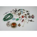 A LEATHER JEWELLERY BOX CONTAINING VARIOUS ITEMS OF JEWELLERY including assorted dress studs, a