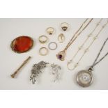 A QUANTITY OF JEWELLERY including a gold and amethyst pendant, a cultured pearl and garnet cluster