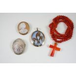 A QUANTITY OF JEWELLERY including an agate cruciform pendant and bead necklace, a carved shell cameo