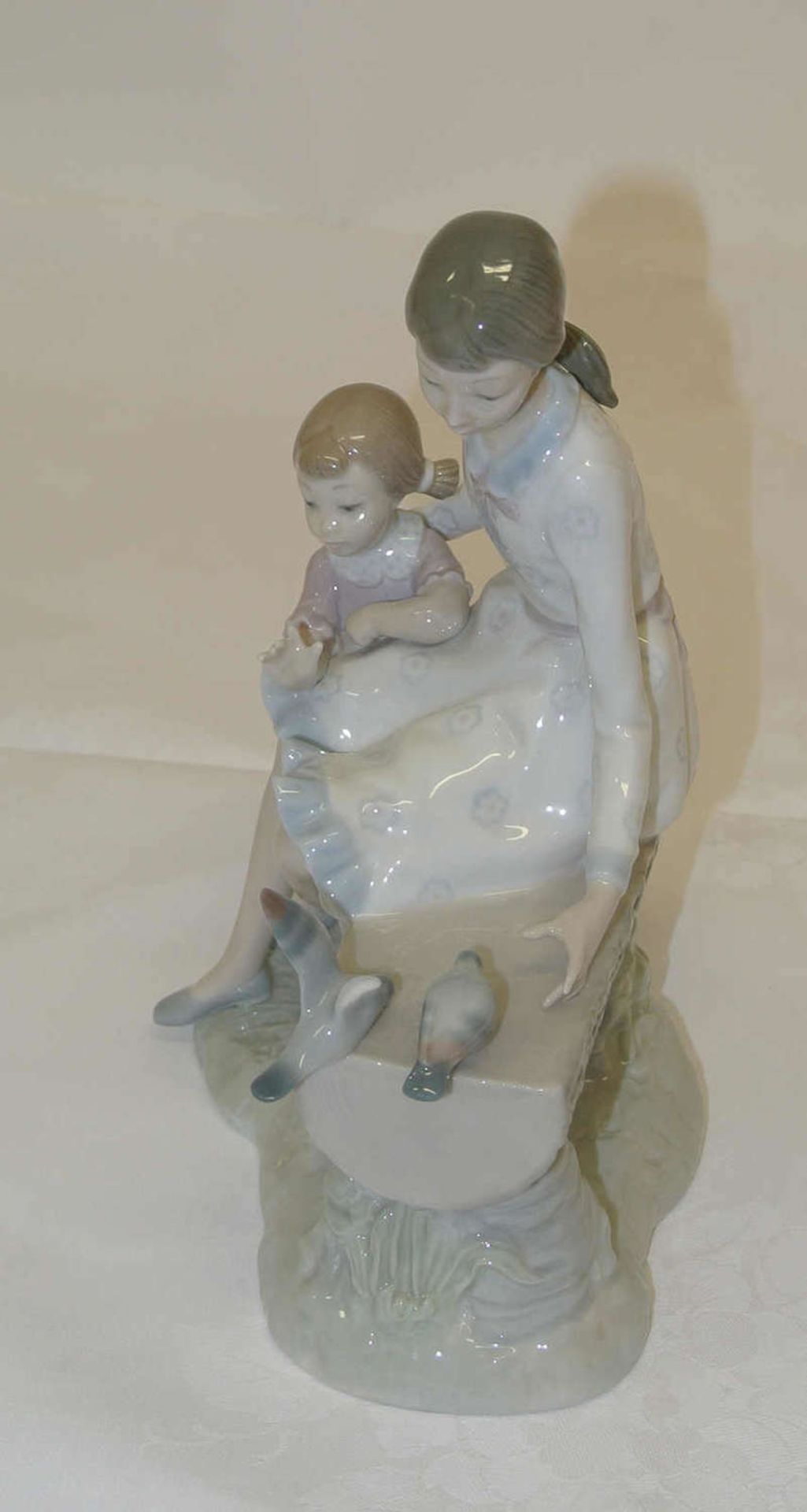 Nao, Spanien, Lladro, Porzellanfigur, "Mutter mit Kind auf Bank mit 2 Tauben", Bei einer Taube 1 - Bild 2 aus 5