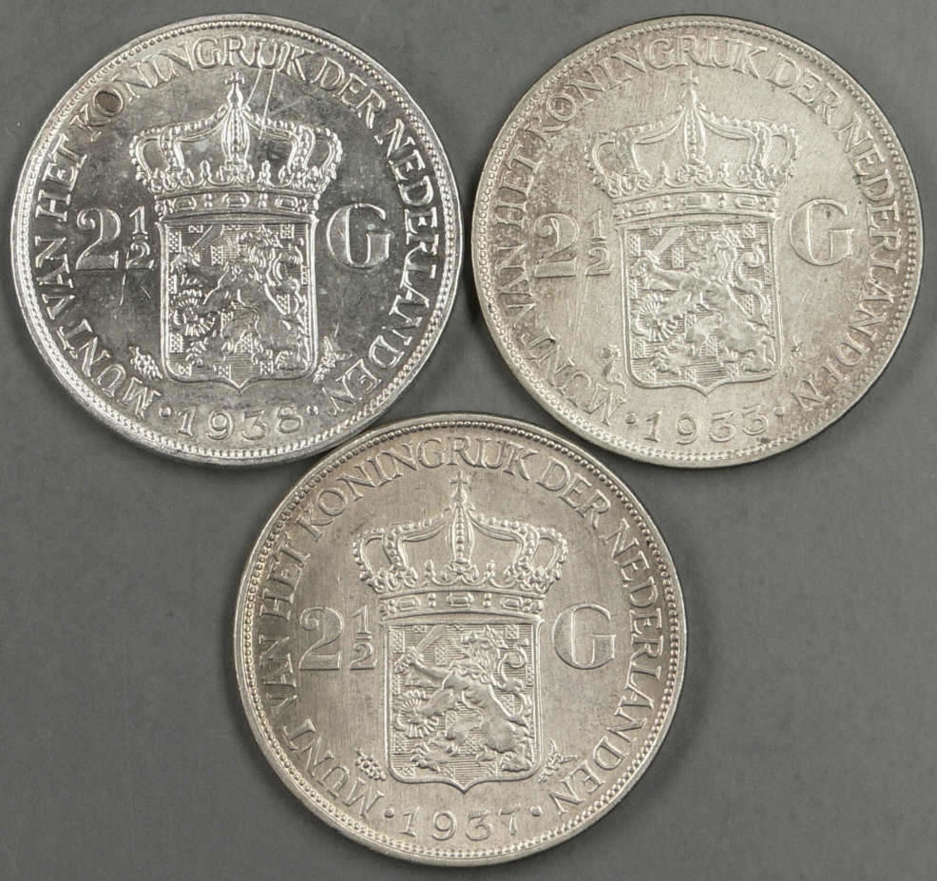 Niderlande 1933 - 38, 3 x 2 1/2 Gulden - Silbermünzen, 1933, 1937 und 1938. "Wilhelmina". Erhaltung: - Bild 2 aus 2