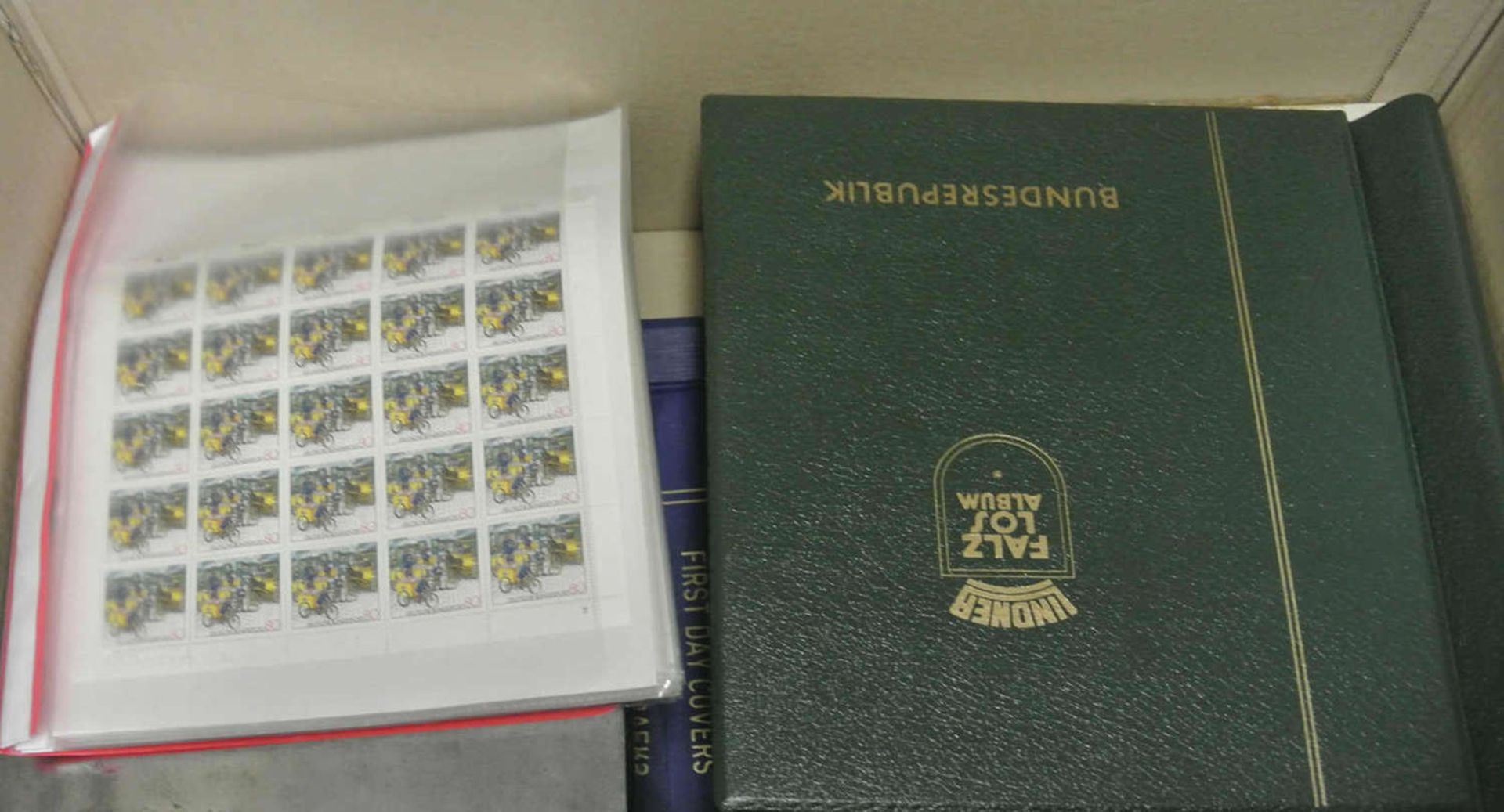 1 Karton voll Briefmarken und Belege in Alben, dabei auch Bogenware. Viel ältere Ware. Bitte