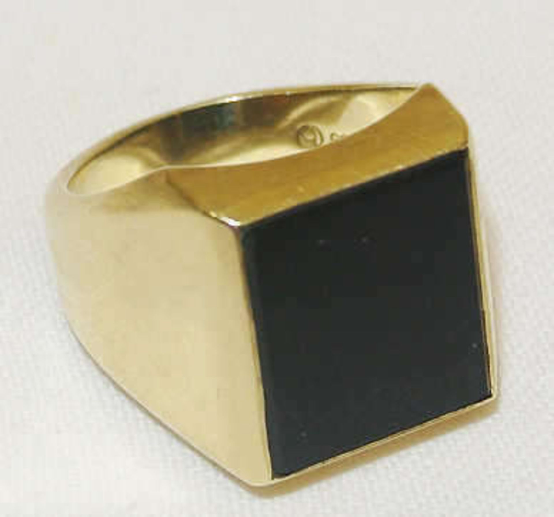 Herrenring, 585er Gelbgold, mit Onyx. Ringgröße 60, Gewicht ca. 12,9 gr Men's ring, 585er yellow