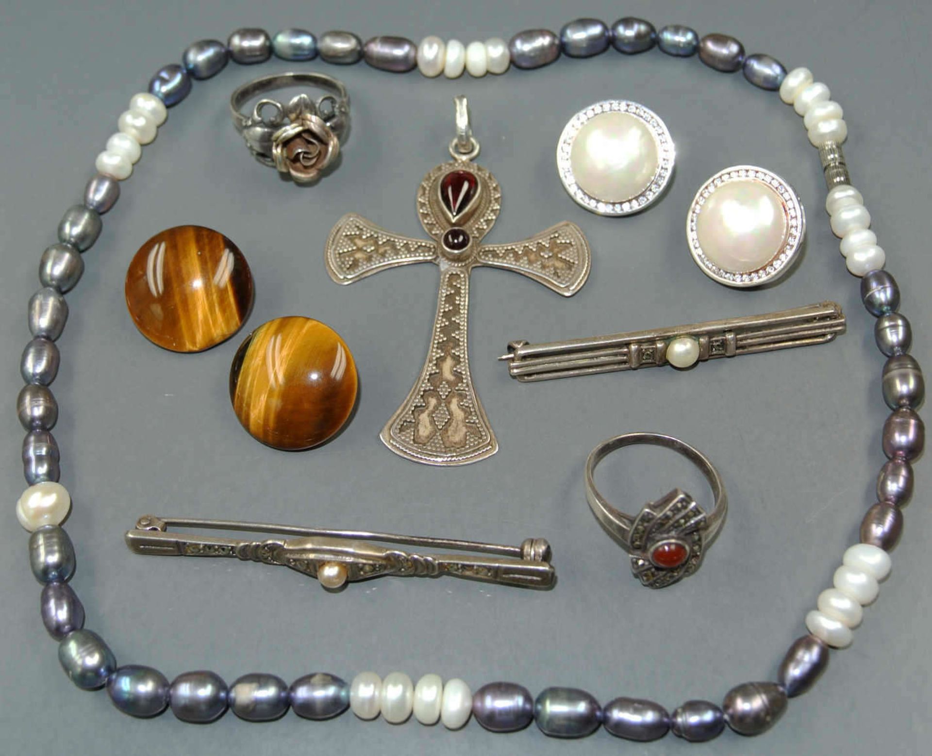 Lot Silber - Schmuck, bestehend aus Ohrclips, einem Kreuz Ringen, Broschen etc. Lot silver