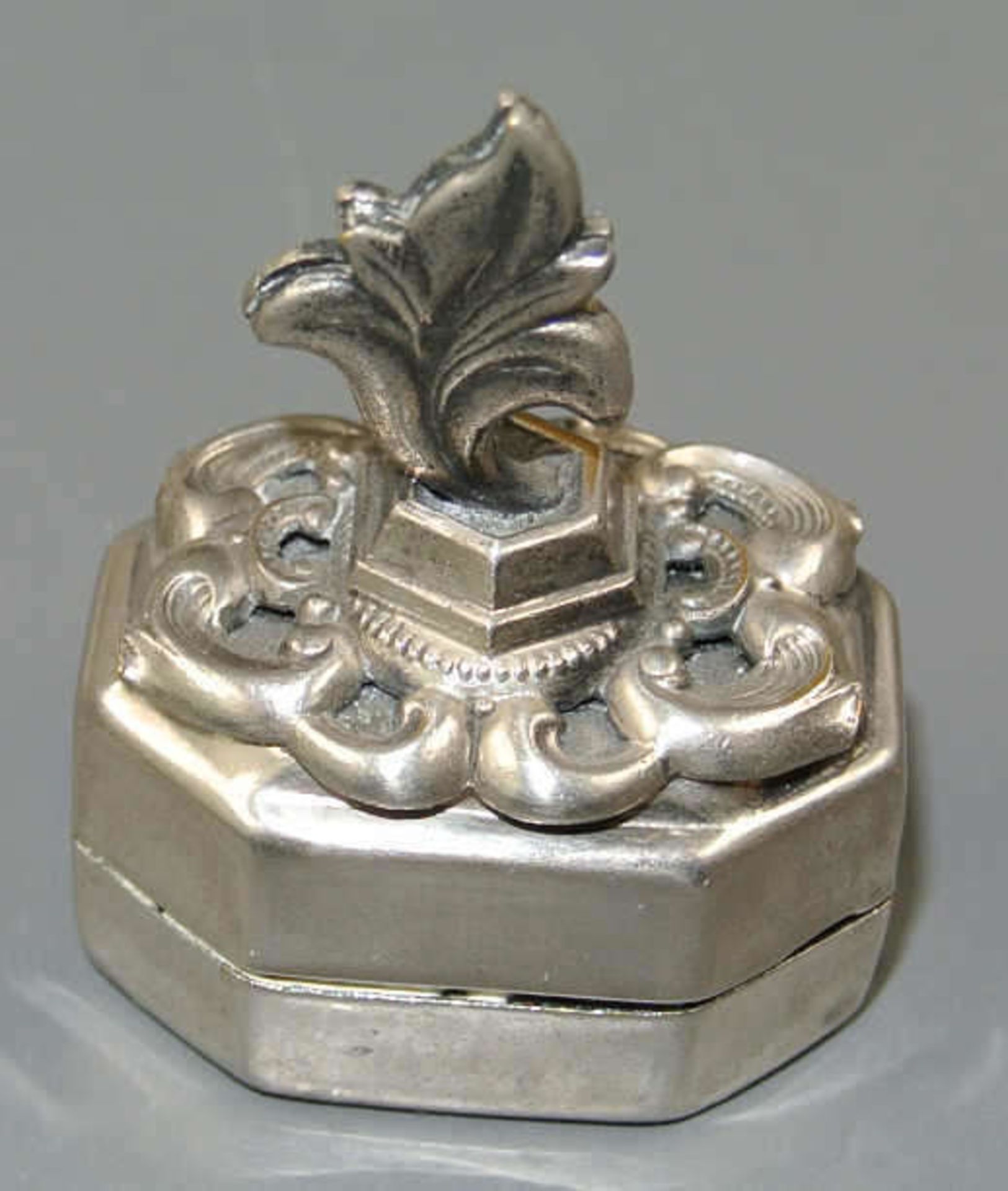 Kleine Pillen - Dose, aufgesetztes Ornament. Gewicht: ca. 14,3 g. Small pills - tin, silver 935,