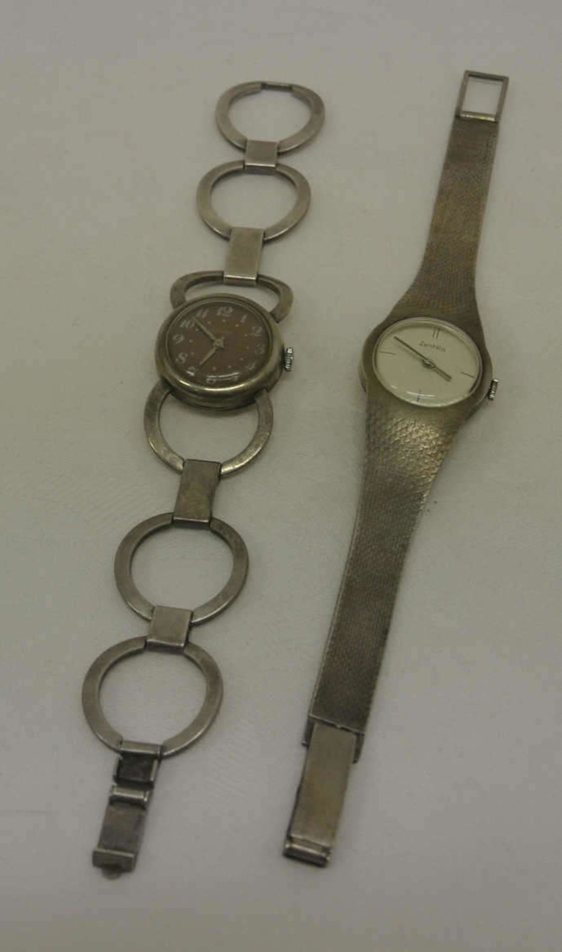 2 Damenarmbanduhren, 1x ZentRa, 835er Silber, mechanische, sowie 1x Adora, mechanisch. Beide Uhren