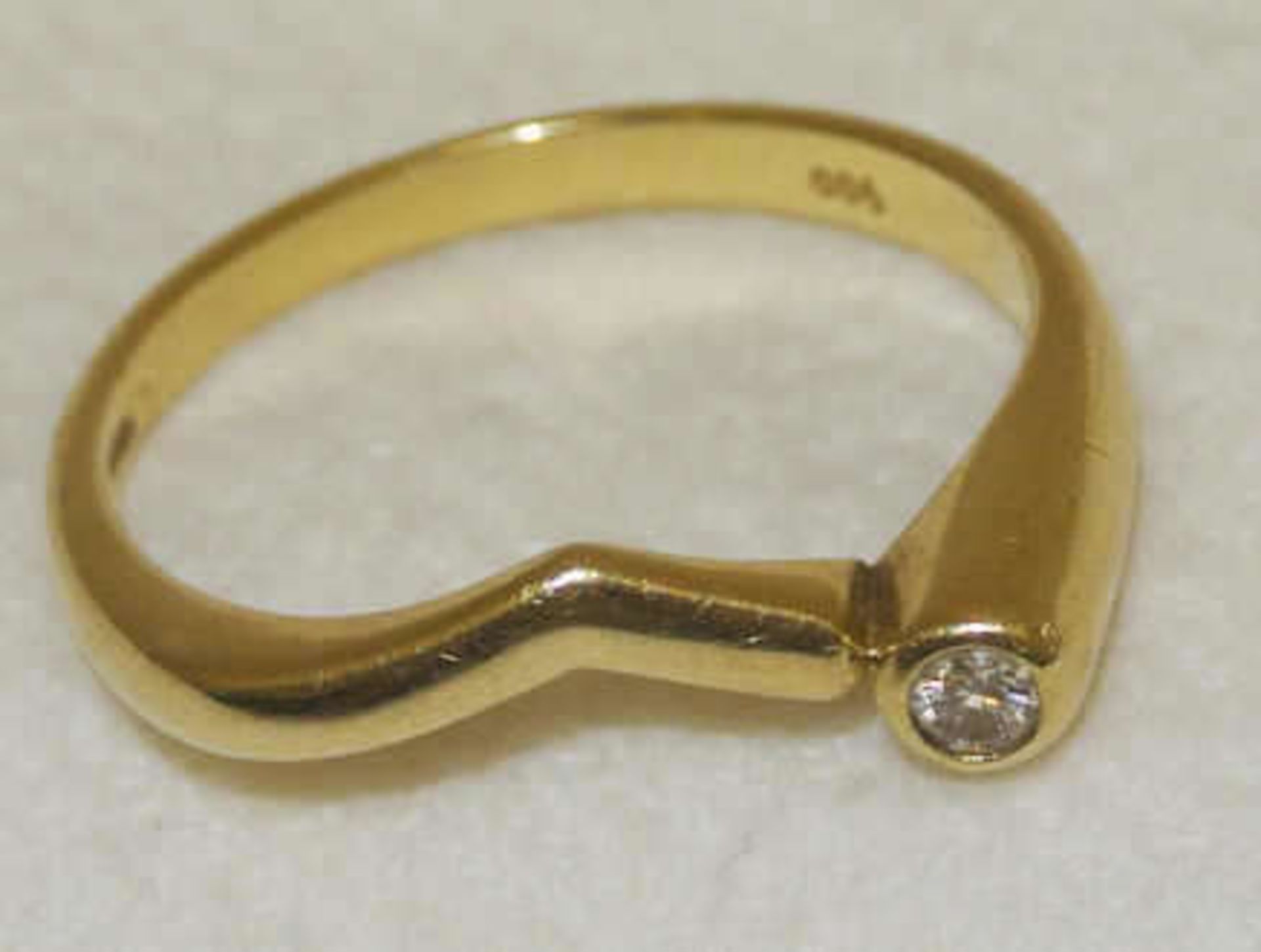 Damenring, 585er Gelbgold, besetzt mit 1 Diamanten, ca. 0,09 ct. Ringgröße 56, Gewicht ca. 2,27 gr