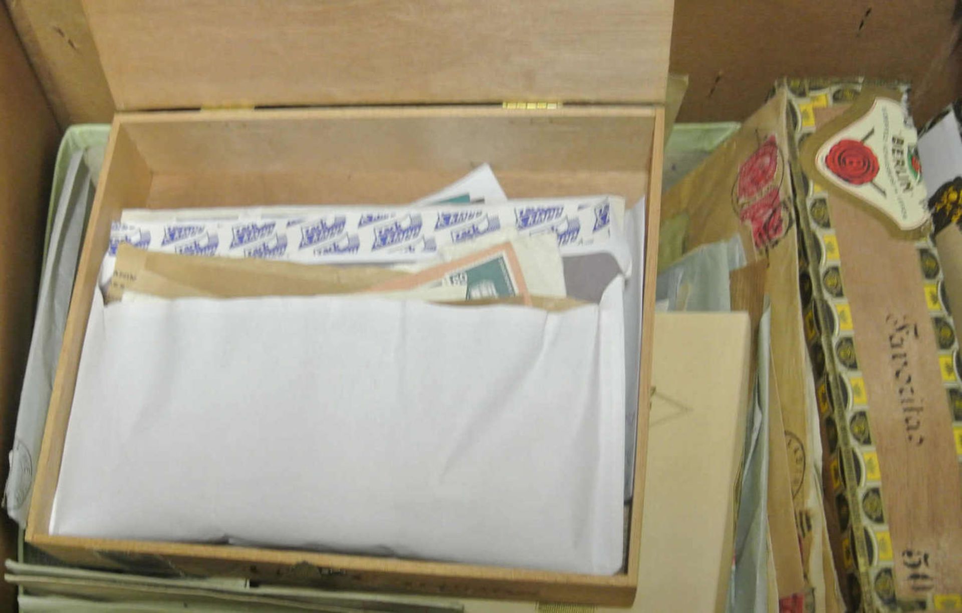 1 Karton voll alter Tütenware, Belege, Schachteln mit losen Marken, etc. kleine Fundgrube. 1 - Bild 2 aus 3